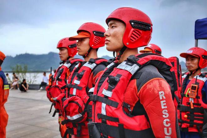 乘风破浪砺精兵犍为消防开展2024年水域救援实战拉动演练
