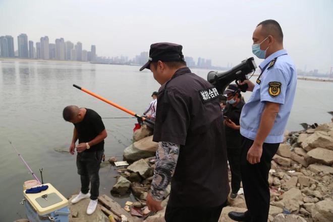 九游娱乐：在“非法垂钓”“横空出世”的2024年广大钓友们该何去何从？(图2)