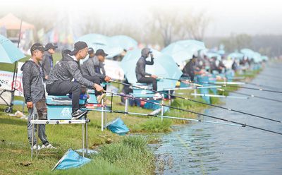 九游娱乐：人民日报丨抛竿垂纶江苏等多地钓鱼爱好者静享悠然时光(图2)