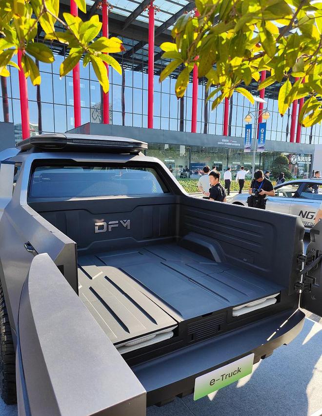 Cybertruck在中国的亲兄弟？东风E-TRUCK跨界越野皮卡概念车亮相(图4)