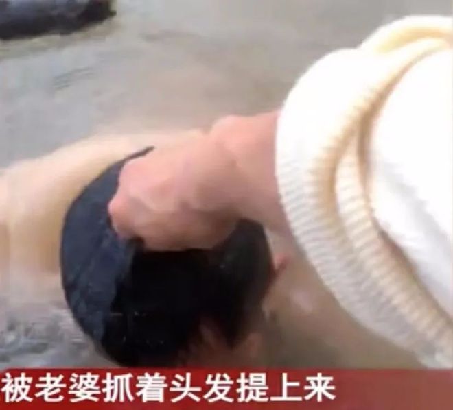 九游娱乐：重庆妻子手机定位抓沉迷钓鱼老公男子潜水钓鱼惊呆妻子！(图4)