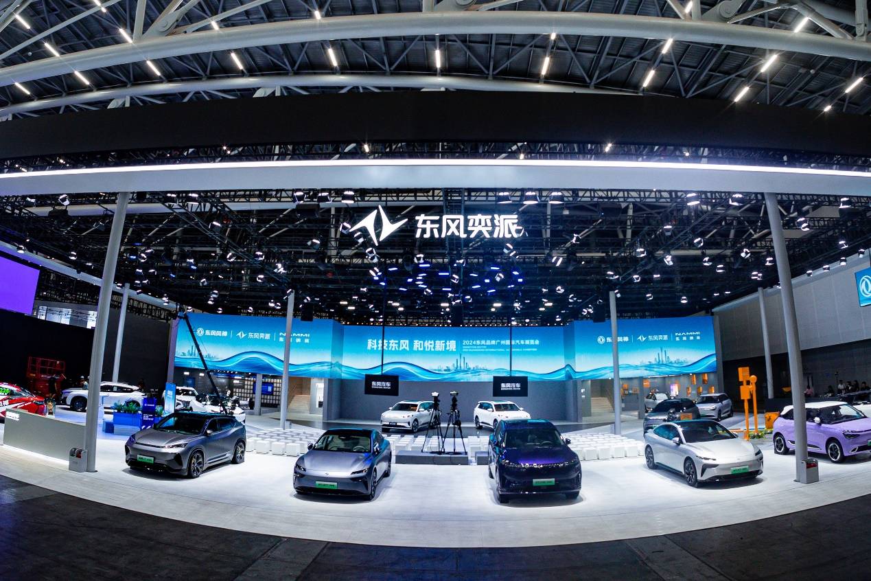 九游娱乐：008五座版广州车展火热上市(图8)