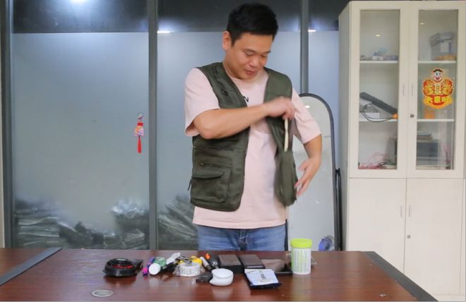 年轻人解锁多口袋马甲新用法钓鱼马甲变身“廉航神器”后在淘工厂卖爆了(图2)