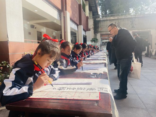 九游娱乐：重庆市教育学会书法教育专业委员会2024年学术年会开幕(图4)