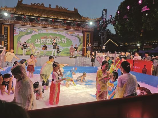 九游娱乐文化：江苏连云港：“观水”“玩水”“夜游”纳凉经济迸发强劲动能(图2)
